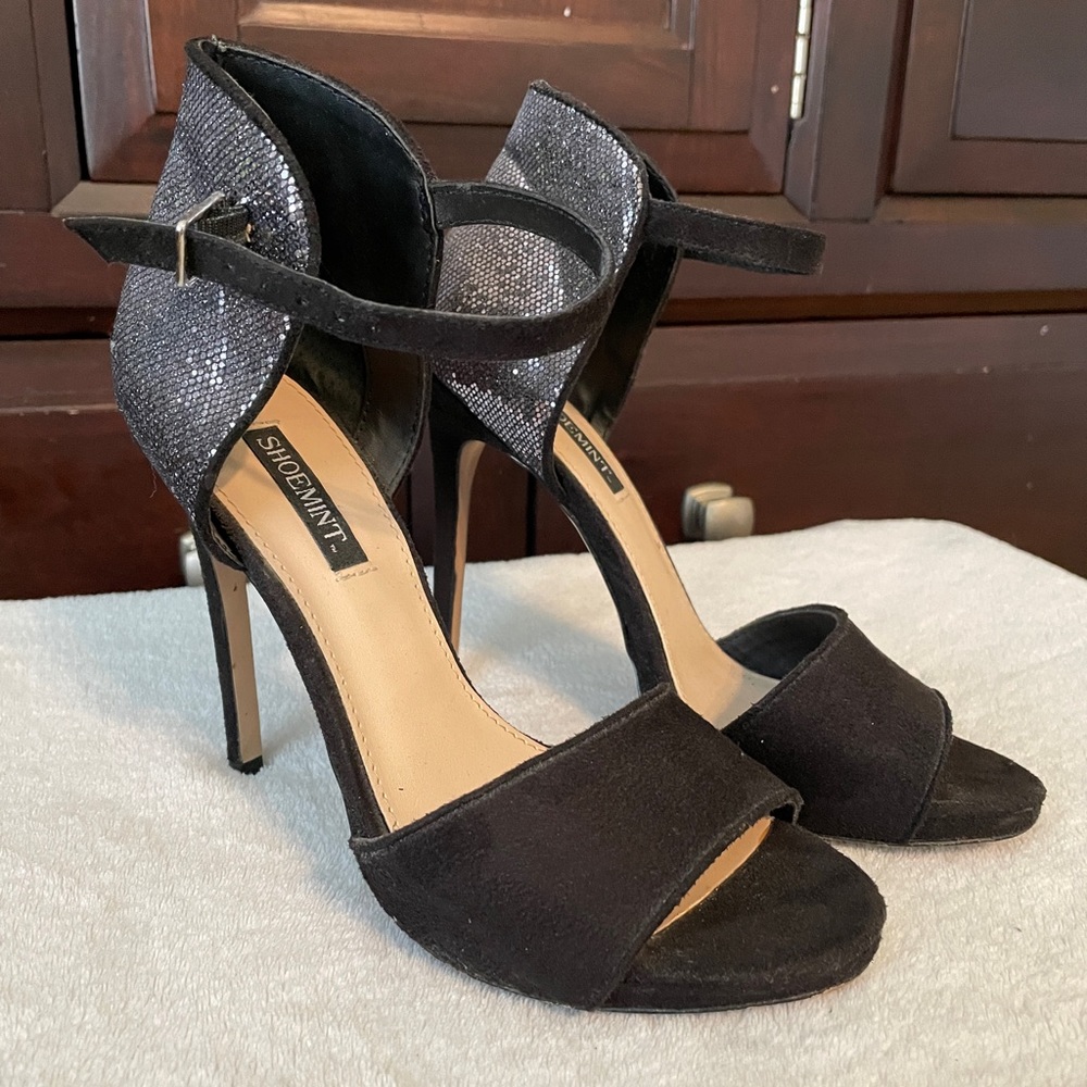 Black and Silver Glitter Shoemint Heels. Size 6, 4.5” heel.
